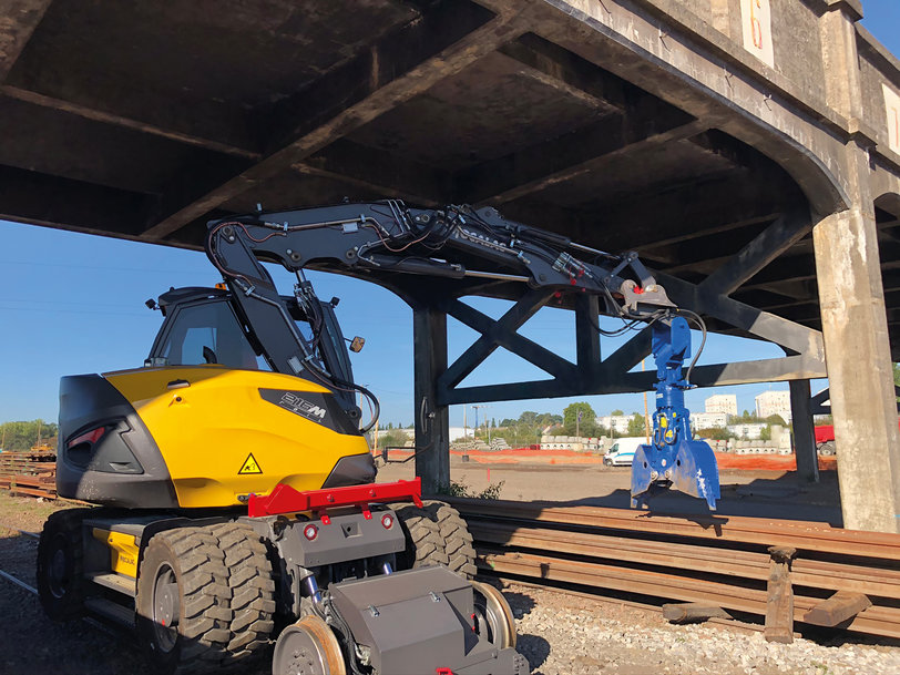 MECALAC PARTICIPE AU SALON IAF ET PRESENTE SA GAMME DE 4 MACHINES RAIL-ROUTE : LA SERIE MRAIL